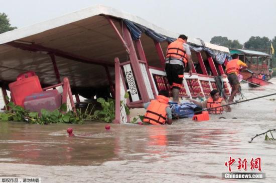 当地时间9月18日下午，泰国湄南河一艘超载客船在大城府撞上防洪坝而翻覆。