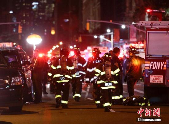 当地时间9月17日晚，美国纽约市曼哈顿发生爆炸事件，伤者人数已上升至29人，一人伤势较重，但无生命危险。初步调查显示，这是一起&ldquo;有意行为&rdquo;，但目前尚无证据显示爆炸与恐怖袭击有关。图为纽约消防人员赶往现场。<a target='_blank' href='http://www.chinanews.com/'><p  align=
