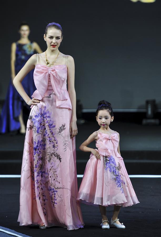 （晚报）（1）第五届亚欧丝绸之路服装节亚欧时装周启幕