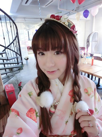 穿和服的林子依。(日本《中文导报》)