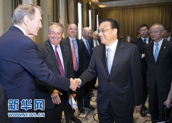 9月20日，国务院总理李克强在纽约同美国经济、金融、智库、媒体等各界人士座谈，就中美关系及经贸合作等共同关心的问题交流互动。 新华社记者 黄敬文 摄