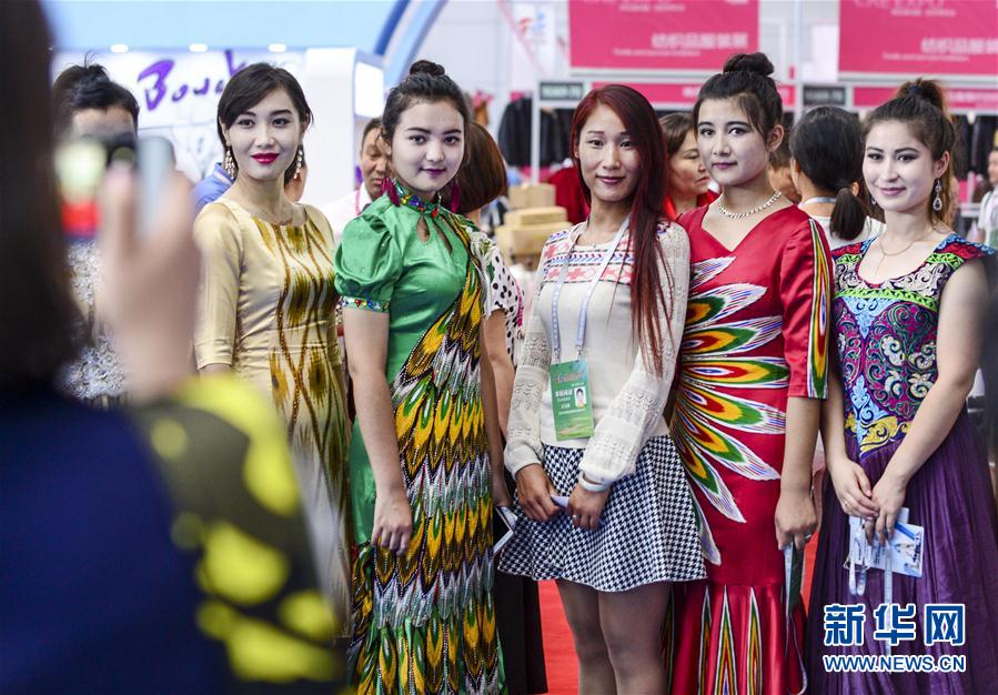 （晚报）（1）艾德莱斯绸扮靓亚欧博览会