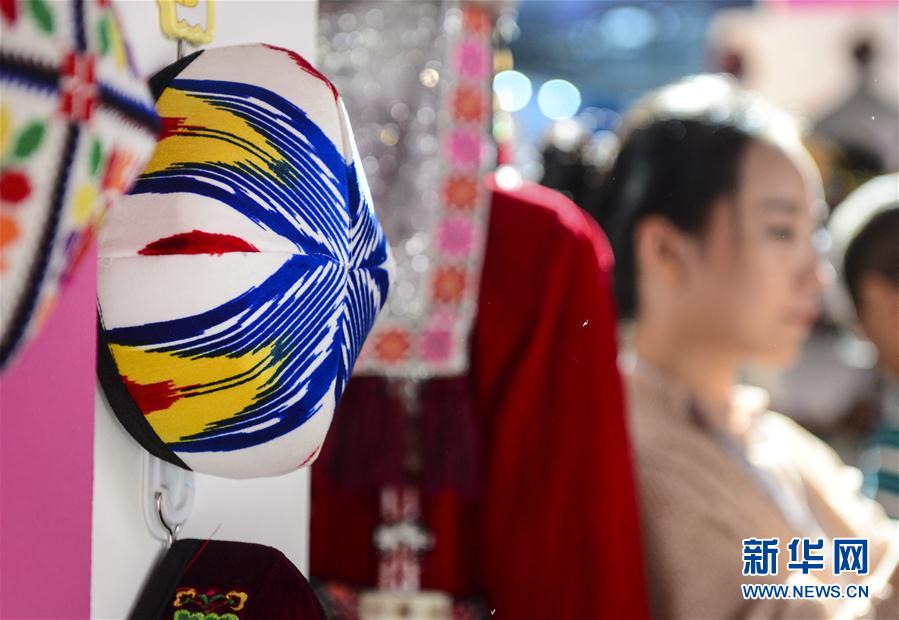 （晚报）（2）艾德莱斯绸扮靓亚欧博览会