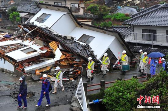 日本熊本大地震给地处震中区域的益城町带来惨重破坏。图为4月24日益城町街头所见满目疮痍情形。 <a target='_blank' href='http://www.chinanews.com/'><p align=