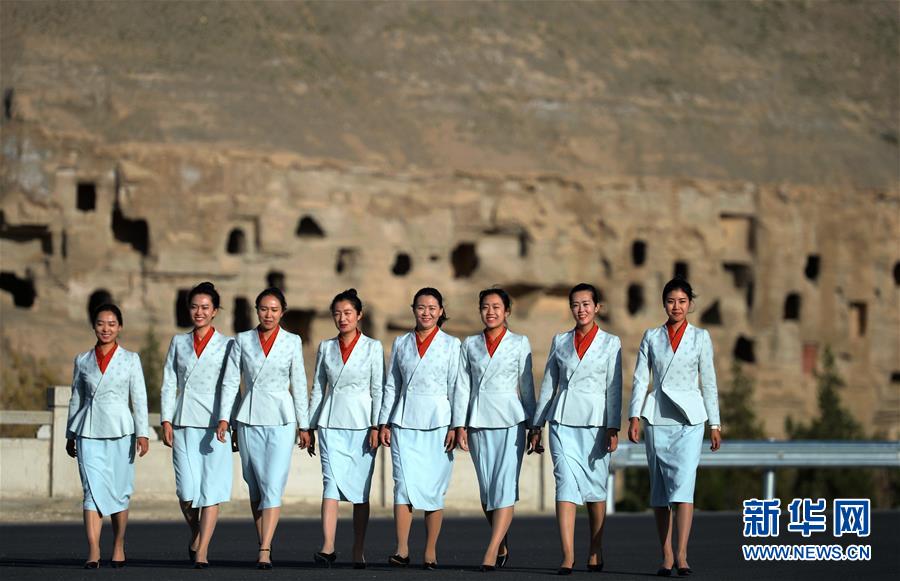 （社会）（1）世界文化遗产莫高窟接待员、讲解员换装亮相