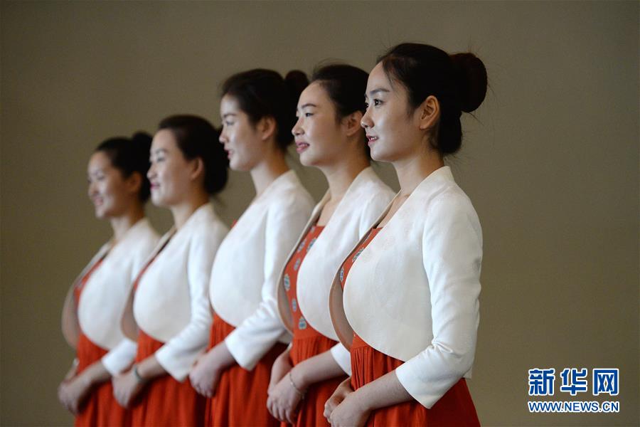 （社会）（2）世界文化遗产莫高窟接待员、讲解员换装亮相