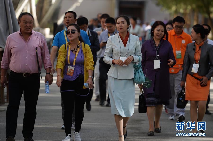 （社会）（3）世界文化遗产莫高窟接待员、讲解员换装亮相