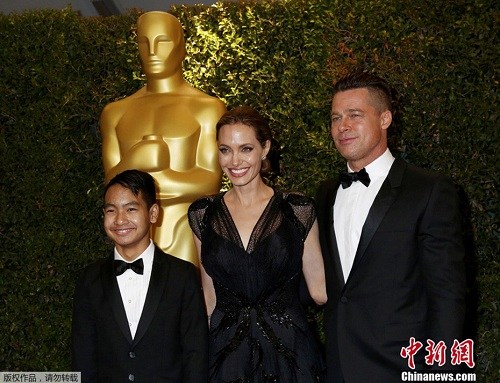 2 2013年11月16日，美国电影艺术与科学学院2013理事会奖颁奖礼。安吉丽娜&middot;朱莉与布拉德&middot;皮特恩爱亮相，他们的儿子派克斯也现身活动。