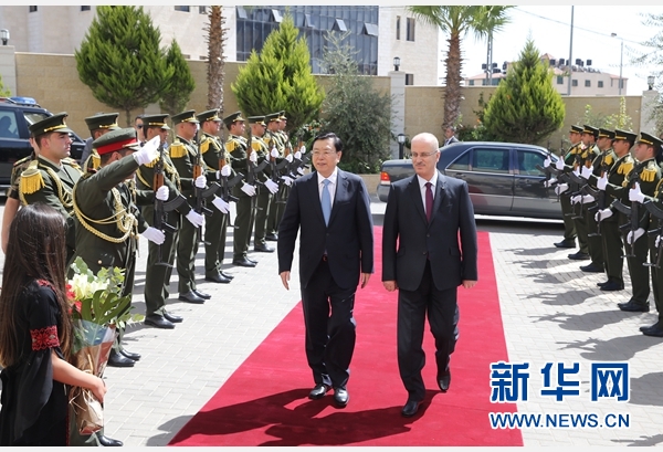 应巴勒斯坦政府邀请，全国人大常委会委员长张德江9月21日对巴勒斯坦进行正式友好访问。这是张德江在拉姆安拉出席巴勒斯坦总理哈姆达拉举行的欢迎仪式。 新华社记者 马占成 摄