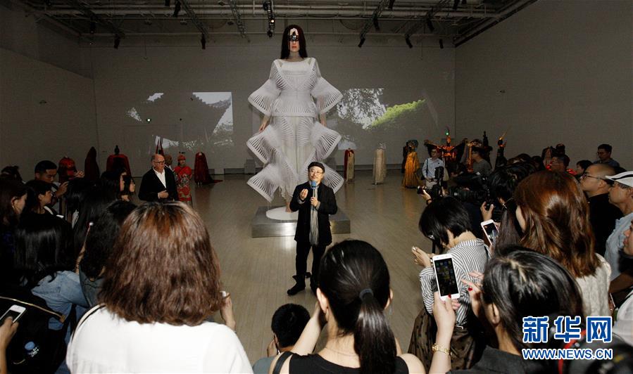 （文化）（2）《叶锦添：流形》艺术展在沪开幕