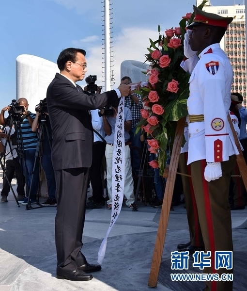 当地时间9月24日，国务院总理李克强在古巴国务委员会第一副主席兼部长会议第一副主席迪亚斯－卡内尔的陪同下，在哈瓦那向古巴民族英雄和革命先驱何塞&middot;马蒂纪念碑敬献花圈。新华社记者李涛摄