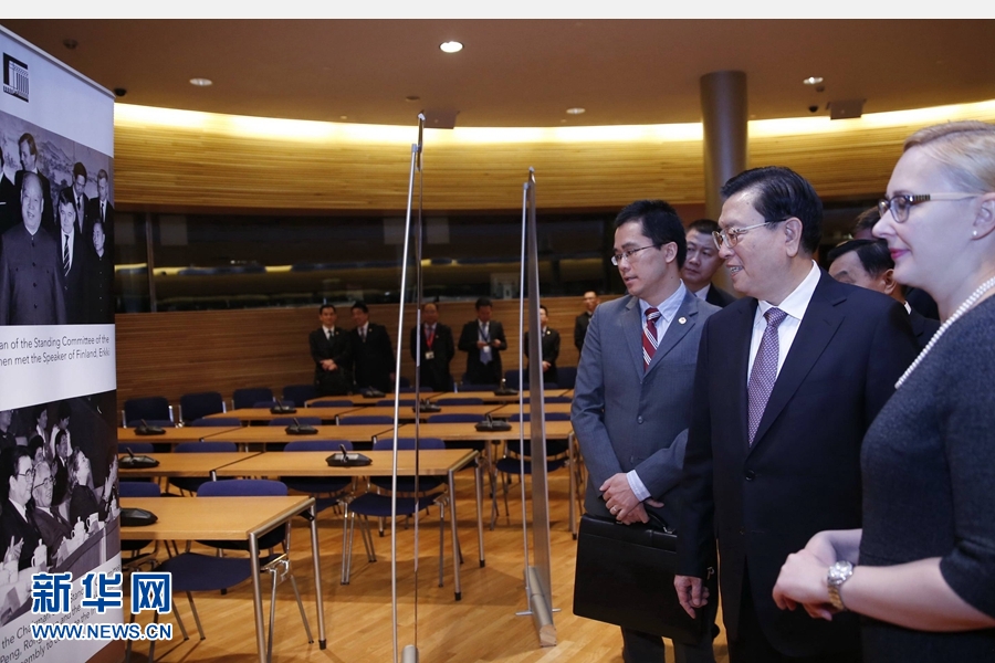 9月22日至24日，应芬兰议长洛赫拉邀请，全国人大常委会委员长张德江对芬兰进行正式友好访问。这是9月23日，张德江在芬兰议会参观中国全国人大与芬兰议会友好交往60周年图片展。新华社记者鞠鹏摄