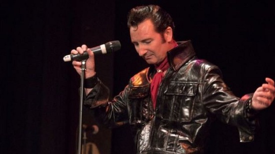 数千&ldquo;猫王&rdquo;汇聚英国小镇庆祝埃尔维斯音乐节（图）