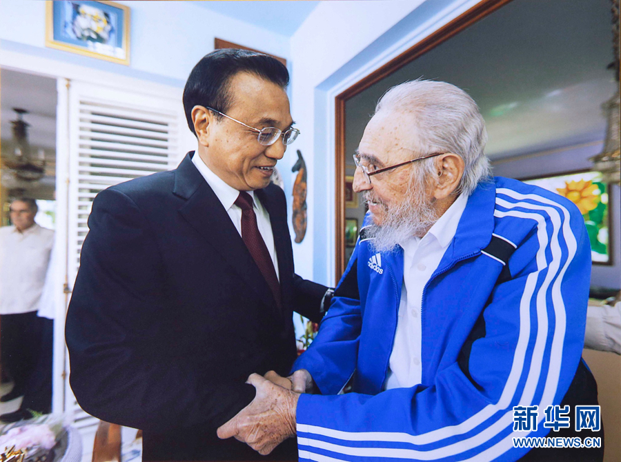 当地时间9月25日下午,国务院总理李克强在哈瓦那亲切看望古巴革命领袖菲德尔·卡斯特罗。 新华社发 当地时间9月25日下午,国务院总理李克强在哈瓦那亲切看望古巴革命领袖菲德尔·卡斯特罗。 新华社发