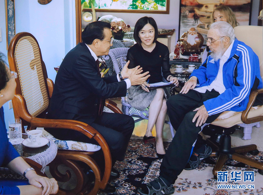 当地时间9月25日下午,国务院总理李克强在哈瓦那亲切看望古巴革命领袖菲德尔·卡斯特罗。 新华社发 当地时间9月25日下午,国务院总理李克强在哈瓦那亲切看望古巴革命领袖菲德尔·卡斯特罗。 新华社发