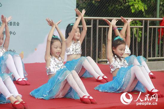 孩子们用舞蹈表演拉开了启动仪式的序幕