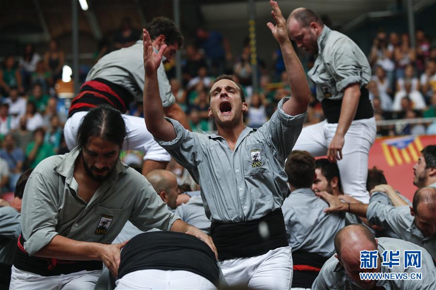 （国际）（1）西班牙：众志成城&ldquo;叠人塔&rdquo;