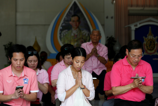 泰民众纷纷穿粉红衣服出门冀为泰国王带来好运