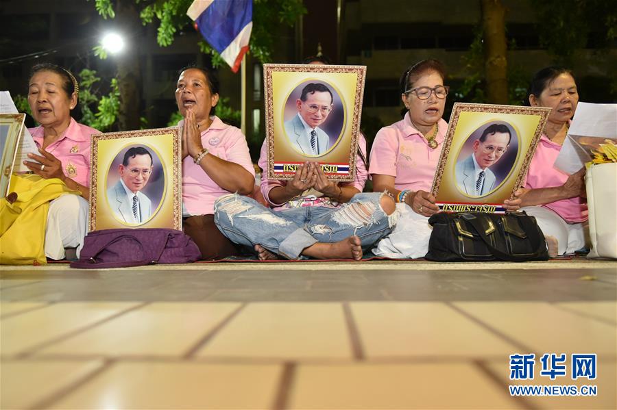 （XHDW）（2）泰国民众自发聚集为国王祈福