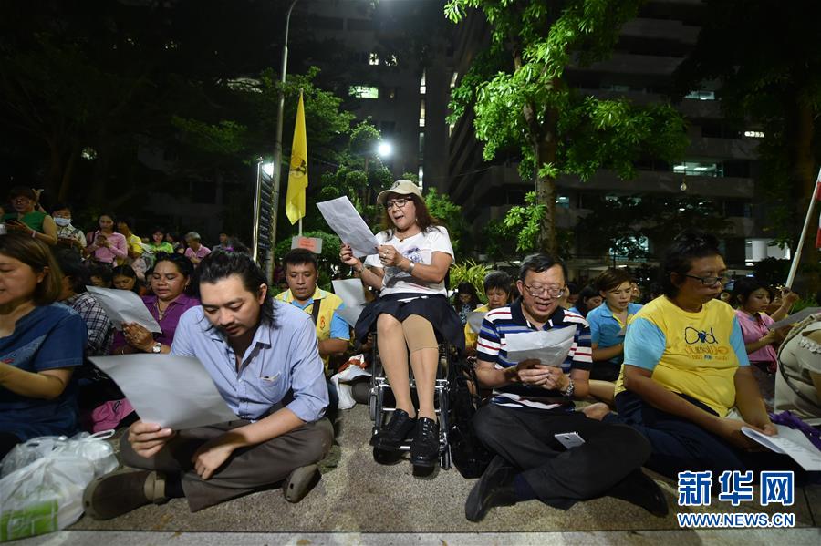 （XHDW）（4）泰国民众自发聚集为国王祈福