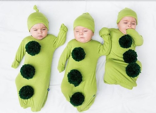 爱心妈妈每周给三胞胎合影 百变造型萌翻网友