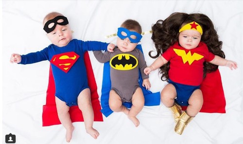 爱心妈妈每周给三胞胎合影 百变造型萌翻网友