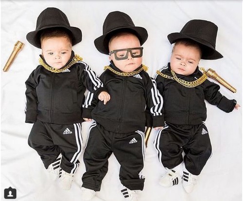 爱心妈妈每周给三胞胎合影 百变造型萌翻网友