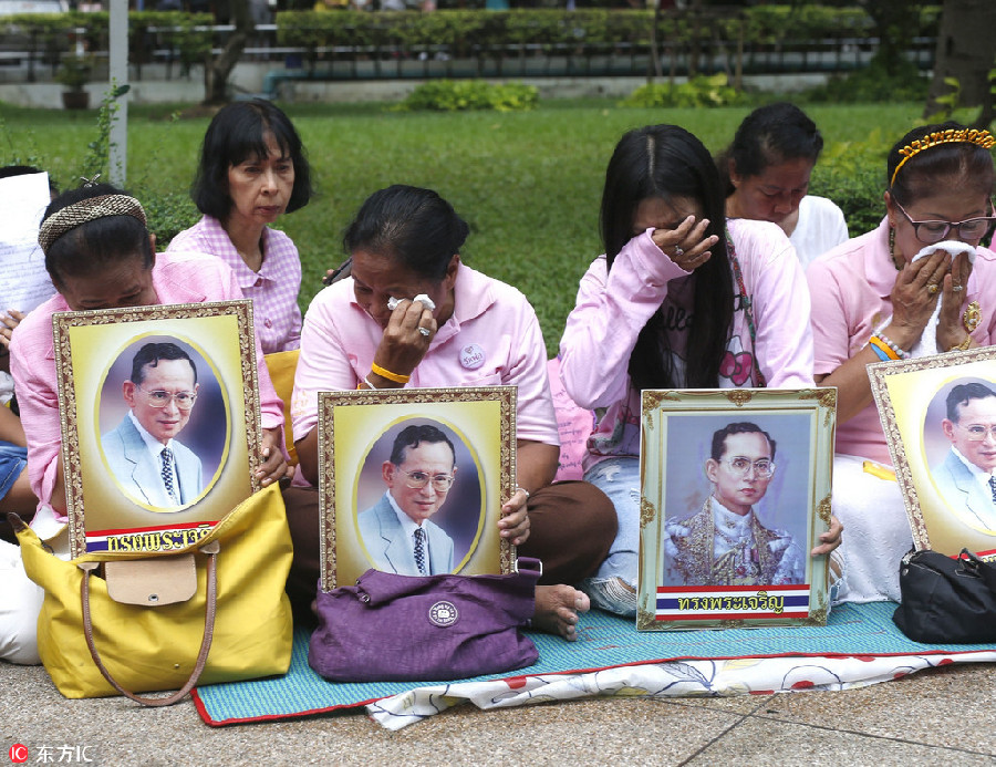 泰国王健康抱恙现继承危机 民众穿粉衣为国王祈福