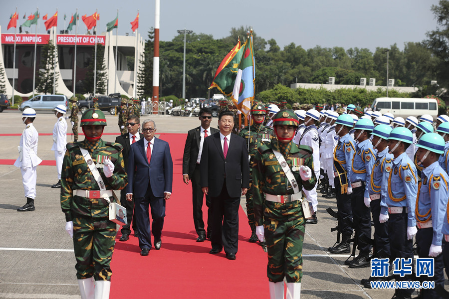 10月14日，國家主席習近平抵達達卡，開始對孟加拉人民共和國進行國事訪問。孟加拉國總統哈米德在機場為習近平主席舉行歡迎儀式。新華社記者 龐興雷 攝