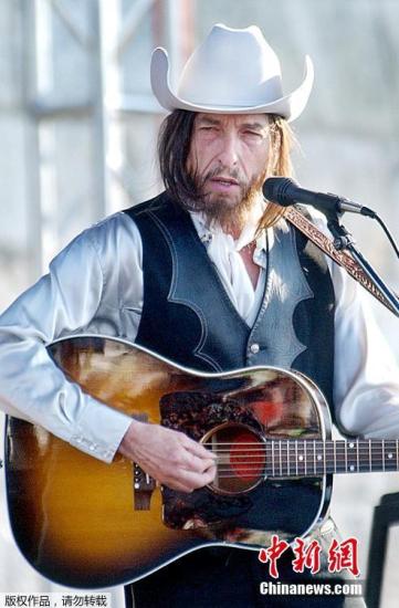 2002年8月3日，迪伦在音乐节上演出。