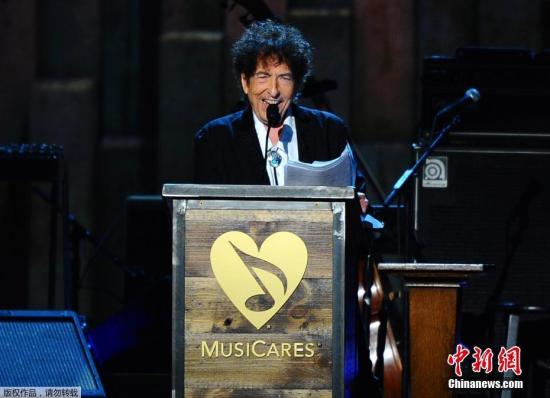 2015年,迪伦在 MusiCares Person Of The Year颁奖典礼上。