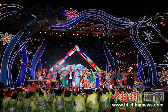 当红歌手倾情献唱，成为雨中的一道靓丽风景。