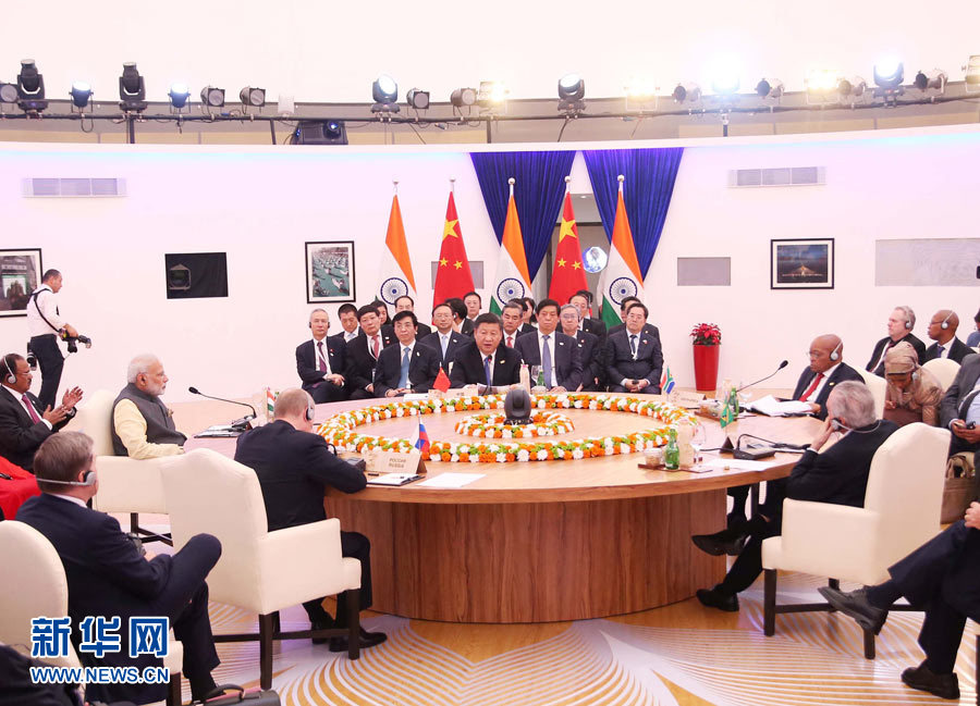 10月16日，金砖国家领导人第八次会晤在印度果阿举行。中国国家主席习近平、印度总理莫迪、南非总统祖马、巴西总统特梅尔、俄罗斯总统普京出席。习近平发表题为《坚定信心　共谋发展》的重要讲话。新华社记者姚大伟摄 
