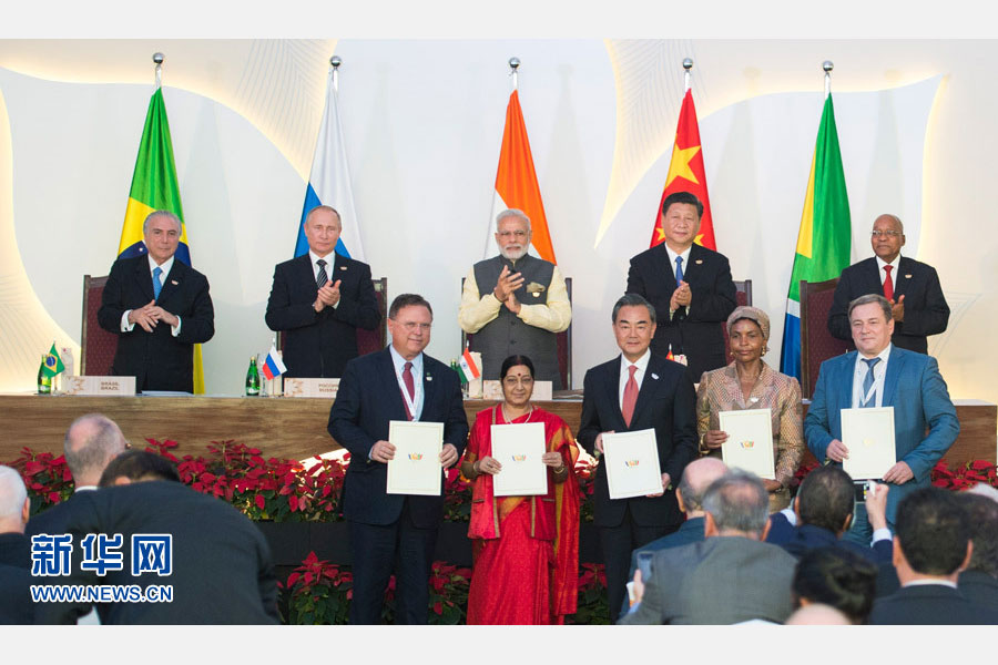 10月16日，金砖国家领导人第八次会晤在印度果阿举行。中国国家主席习近平、印度总理莫迪、南非总统祖马、巴西总统特梅尔、俄罗斯总统普京出席。这是会晤结束后，5国领导人共同见证合作文件的签署，并出席联合记者会。新华社记者谢环驰摄 