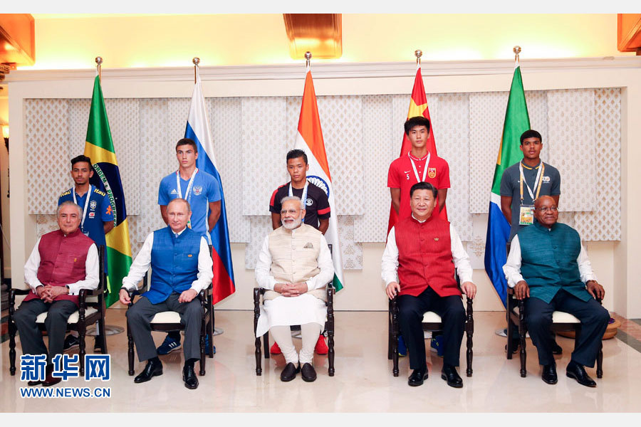 10月15日，国家主席习近平与印度总理莫迪、南非总统祖马、巴西总统特梅尔、俄罗斯总统普京在印度果阿同参加金砖国家17岁以下少年足球赛的各国代表队队长合影。新华社记者姚大伟摄 