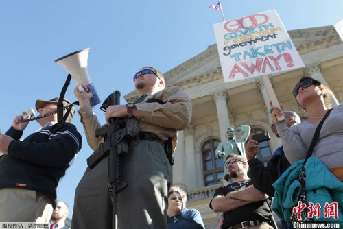 资料图:美国拥枪派人士通过“爱枪日”活动,表达拥有枪支的愿望,呼吁民众支持枪权。