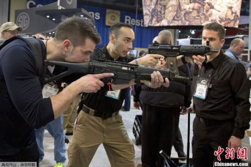 资料图:美国拉斯维加斯,年度枪械、狩猎及户外用品展销会举行,吸引来众多相关领域的爱好者。