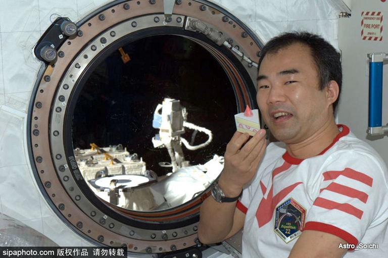 探秘各国宇航员太空生活踢球拍照妙趣横生