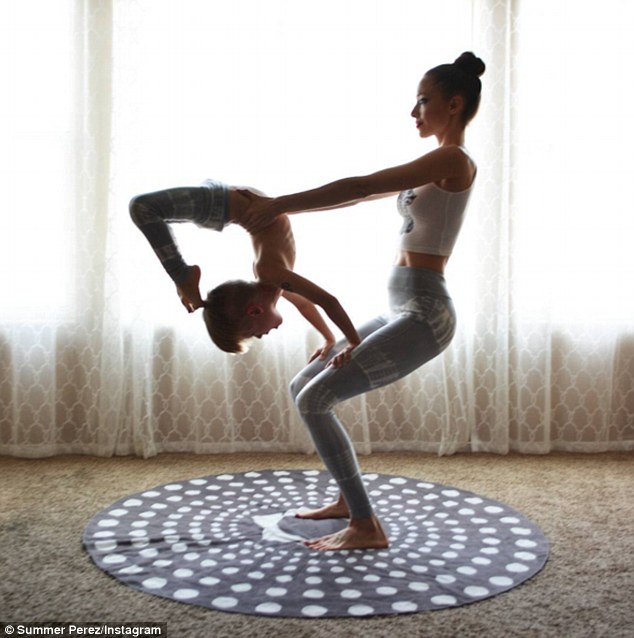 赞！美母子三人练高难度花式瑜伽引关注（组图）【2】