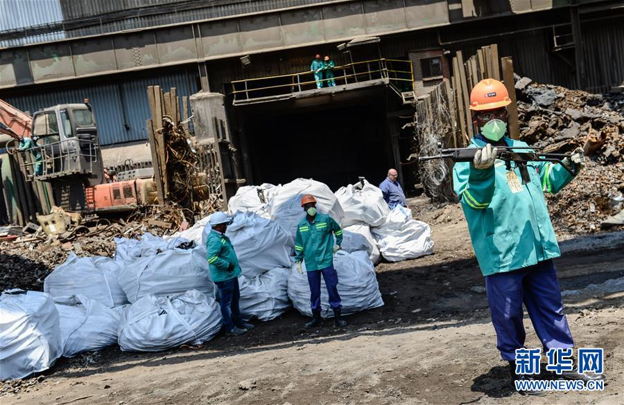 （国际）（1）南非警方集中销毁非法枪支