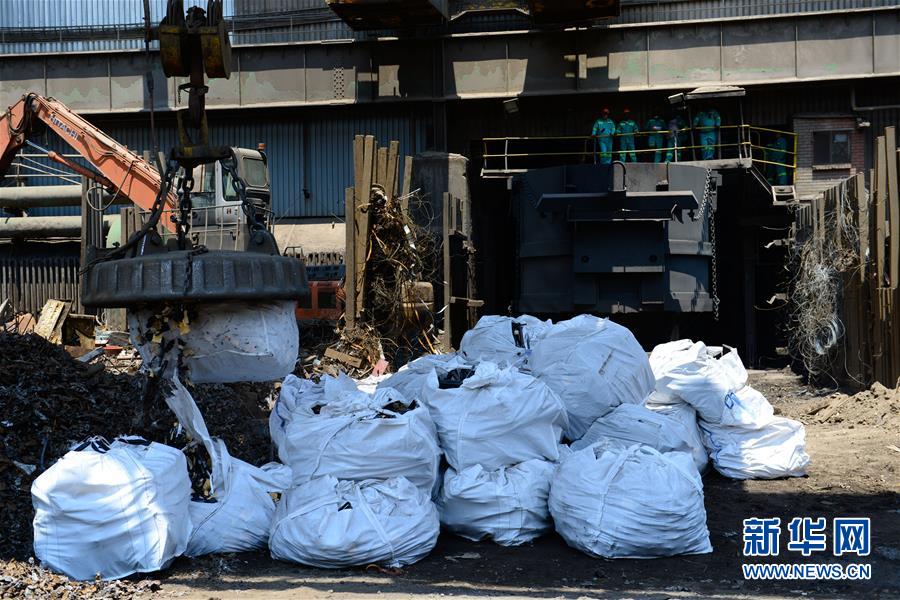 （国际）（3）南非警方集中销毁非法枪支