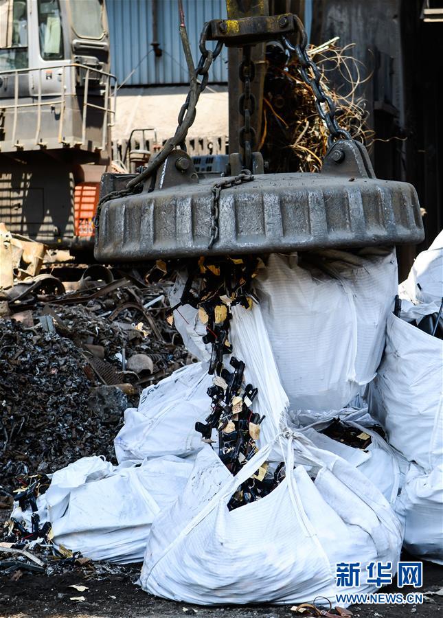 （国际）（2）南非警方集中销毁非法枪支