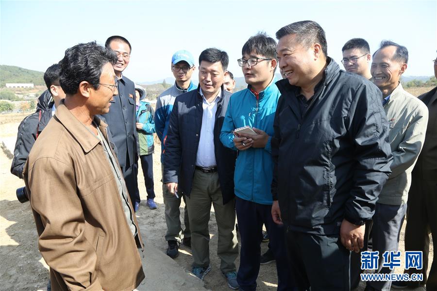 （XHDW）（2）中国驻朝鲜大使馆帮助朝中友好宅庵合作农场秋收