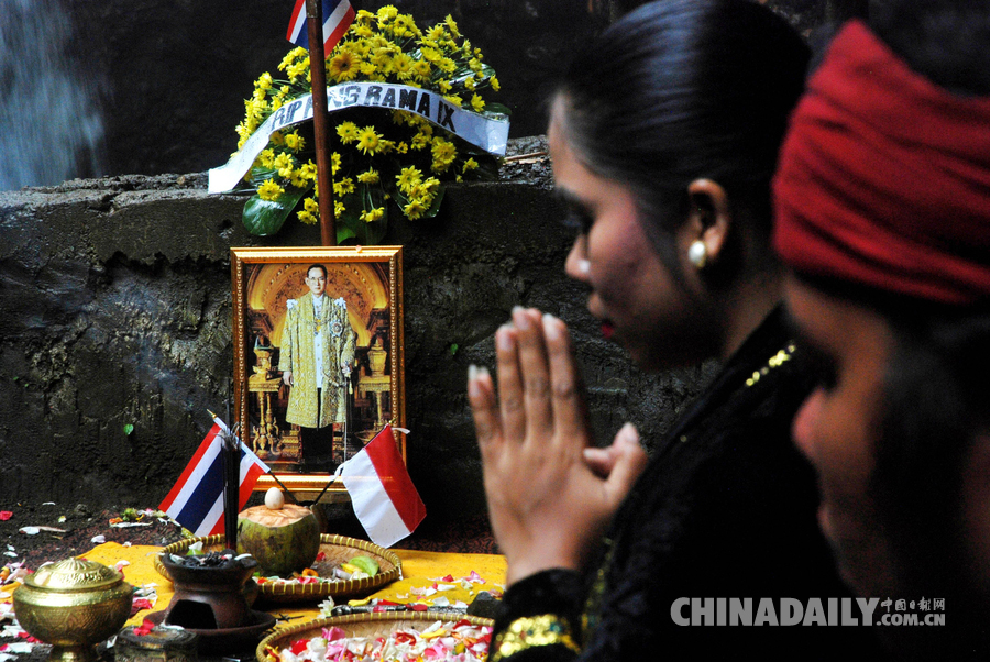 泰民众大皇宫外悼念已逝国王普密蓬