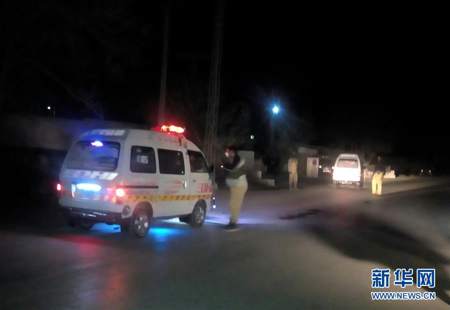 10月25日，安全人员在巴基斯坦奎达遭袭的警察培训学院附近警戒。（伊尔凡摄）