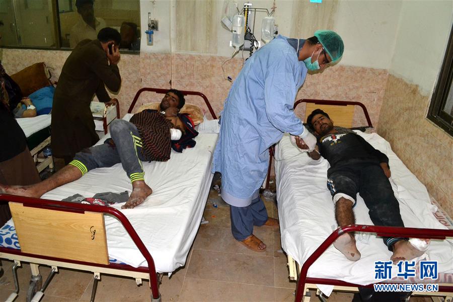 10月24日，受伤的警察训练中心学员在巴基斯坦奎达的一家医院接受治疗。（阿萨德摄）
