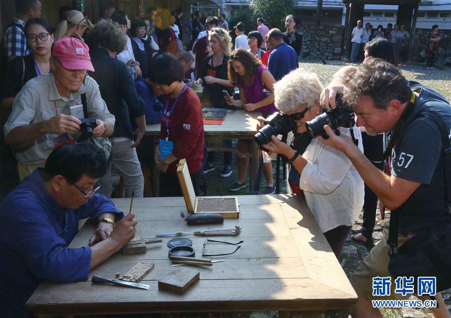 #（文化）（2）北美旅游作家体验木活字印刷