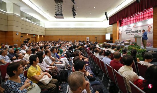 凤凰卫视《文化大观园》总策划兼主持人王鲁湘谈华人民间信仰，报业中心礼堂座无虚席。(新加坡《联合早报》/叶振忠