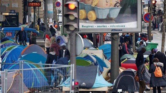 加莱营地难民转战巴黎地铁桥法国当局面临难题