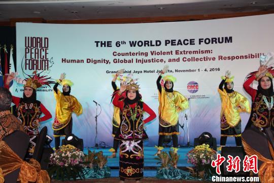 当晚的开幕式进行了印尼当地传统民族舞蹈表演。　顾时宏 摄